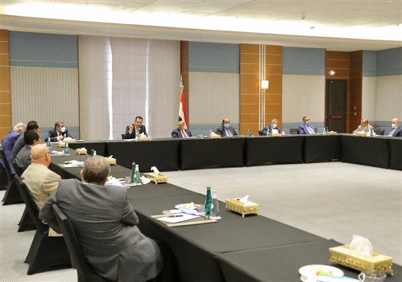 إجتماع مشترك للحكومة ورئاسة البرلمان تشدد على تنفيذ اتفاق الرياض دون تجزئة 